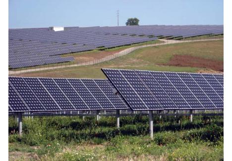 POTENŢIAL MEDIU. Pe harta solară a României, Bihorul are un potenţial solar mediu, mai intens în partea vestică a judeţului, inclusiv în jurul Oradiei. Aşadar, parcul fotovoltaic din Oşorhei va avea din plin materie primă cu care să lucreze